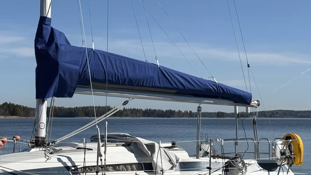  kaksiosainen LazyBag puomilla ja purje suojattuna